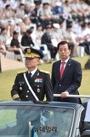 [포토] 사열하는 한민구 장관