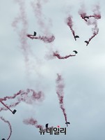 [포토] 집단-연합 고공강하하는 강한국군