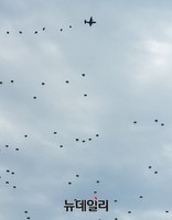 [포토] 집단 강하하는 우리군