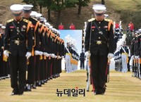 [포토] 기념식 앞서 묵념하는 우리군