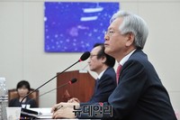 [포토] 질문에 답하는 고영주 방문진 이사장