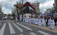 [포토] 연세로에 등장한 상복입은 엄마들
