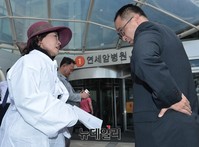 [포토] 박원순병역비리의혹, 회견문 전달하는 주옥순대표