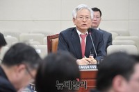[포토] 국정감사 임하는 방문진 고영주 이사장