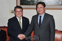 [포토] 악수 나누는 여야 원내수석부대표