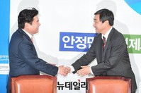 [포토] 악수 나누는 여야 원내대표