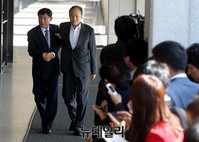 [포토] 검찰청사로 들어서는 이상득 전 의원