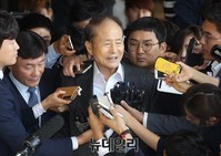 [포토] 기자들의 질문에 답하는 이상득 전 의원