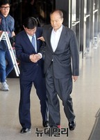 [포토] 부축 받으며 검찰청으로 향하는 이상득 전 의원