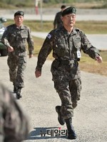 [포토] 육군항공 사격대회 개막식 입장하는 김법헌 사령관