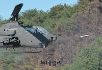 [포토] 육군항공 사격대회, 로켓 발사하는 코브라헬기