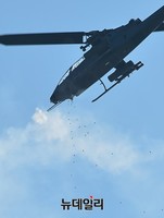 [포토] 육군항공 사격대회, 공대공 사격하는 코브라헬기