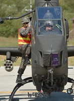 [포토] 이륙 전 점검하는 코브라헬기