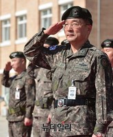 [포토] 육군항공 사격대회, 거수경례하는 김법헌 준장