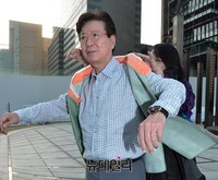 [포토] 1회용 한복 착용하는 배우 이정길