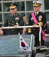 [포토] 열병하는 이순진-최윤희 합참의장