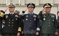 [포토] 거수경례하는 정호섭-정경두-김현집 대장