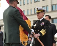 [포토] 합참기 이양하는 최윤희 합참의장