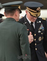 [포토] 취임앞둔 이순진 대장에게 엄지세운 스카파로티 주한 미사령관