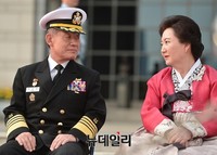 [포토] 전역식 앞두고 대화나누는 최윤희 의장 내외