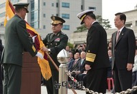 [포토] 합참기 받은 이순진 합참의장