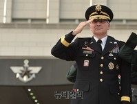 [포토] 거수경례하는 스카파로티 주한 미사령관