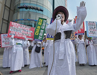 [영상] 신촌에 등장한 상복입은 엄마들