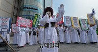 [포토] 신촌역서 병역비리 의혹 발언하는 엄마부대
