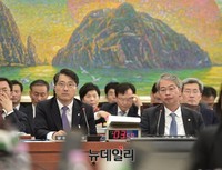 [포토] 질의 경청하는 진웅섭-임종룡