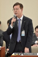 [포토] 답변하는 김재천 한국주택금융공사 사장