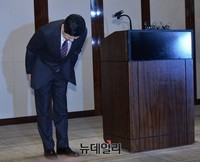 [포토] 긴급기자회견장, 고개숙인 신동주 전 롯데홀딩스 부회장