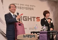[포토] 한국중견기업연합회 토크쇼하는 정운찬-김해련
