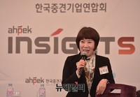 [포토] 강연 사회 맡은 김해련 송원그룹 회장