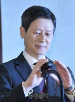 [포토] 발언 준비하는 신동주 부회장