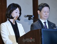 [포토] 신동주 부회장 발표문 대독하는 조은주 여사