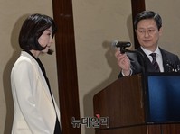 [포토] 신동주 부회장 발표문 대독 나선 조은주 여사