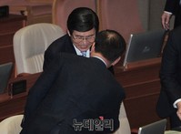 [포토] 의원들과 악수 나누는 황교안 국무총리