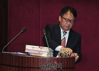 [포토] 물 마시는 새정치민주연합 민병두 의원