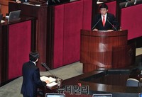 [포토] 황교안 총리에게 질문하는 심윤조 의원