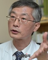 [포토] 역류성 식도염 예방법 설명하는 장용준 부원장