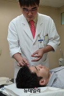 [포토] 말초성 안면마비 환자 시술하는 강중원 교수