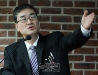 [포토] 여순사건 주제로 강연하는 이주천 교수