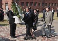 [포토] 헌화하는 새정치민주연합 문재인 대표