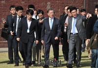 [포토] 서대문형무소 추모비 찾은 문재인 대표