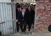 [포토] 서대문형무소 사형장 둘러보는 문재인 대표