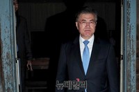 [포토] 침통한 얼굴로 사형장 둘러보는 문재인 대표