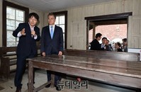 [포토] 사형장 둘러보는 새정치민주연합 문재인 대표
