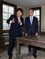 [포토] 서대문형무소 사형장 설명듣는 문재인 대표