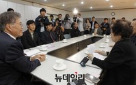 [포토] 인혁당 사건 유가족들과 간담회 갖는 문재인 대표