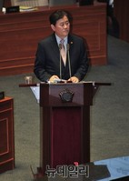 [포토] 의원들의 질문에 답하는 최경환 경제부총리